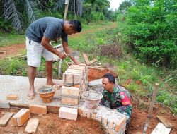 Babinsa Koramil Ulilin Kerja Bhakti Bantu Bangun Gorong-Gorong Kampung