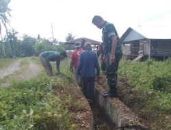 Peduli Kebersihan Lingkungan, Danramil-03 Kodim 1404/Pinrang Pimpin Kerja Bakti Bersihkan Saluran Air