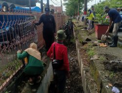 Budayakan Bersih Lingkungan, Kodim 1412/Kolaka Bersama Masyarakat Bersihkan Saluran Drainase di Area Pemukiman