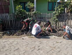 Bersihkan Lingkungan, Upaya Babinsa Koramil 1425-01 Binamu Peduli Kenyamanan dan Kesehatan Masyarakat