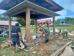 Wujudkan Manunggal TNI-Rakyat, Babinsa Satgaster Bantu Warga Bangun Bangun Rumah Kubur