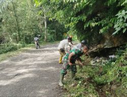 Babinsa Koramil 02/Sinjai Barat Kodim 1424/Sinjai Bersama Masyarakat Karya Bakti Bersihkan Selokan