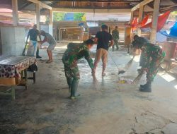 Anggota Koramil 01 Maiwa Melaksanakan Karya Bakti Pembersihan Sampah Pasar Maroangin