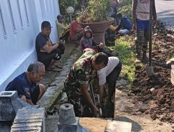 Semangat Peduli Lingkungan, Babinsa Koramil-05 Kodim 1404/Pinrang Bersama Warga Bersihkan Saluran Air
