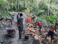 Dukung Pembangunan Desa, Babinsa Lamuru Ikut Bergotong Royong Pembuatan Talud