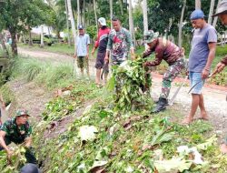 Bersihkan Saluran Air Di Desa Ureng, Babinsa Koramil Palakka Bersama Warga Gelar Karbak 