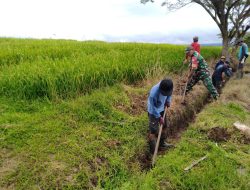 Babinsa Koramil 14/Libureng Bersama Warga Kerja Bakti Bersihkan Selokan Di Desa Ponre – Ponre