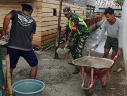 Babinsa Cenrana Bersama Warga Karya Bakti Pembuatan Pondasi & Penebalan Tanggul Sungai