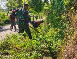 Bersama Pemdes Dan Masyarakat, Babinsa Tonra Gotong Royong Bersihan Saluran Air Di Dusun Gareccing