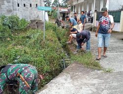 Semangat Gotong Royong, Koramil 02 Enrekang Gelar Karya Bhakti Bersihkan Selokan Bersama Rakyat