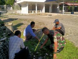 Peduli Kebersihan Tempat Ibadah, Babinsa Bersama Warga Lakukan Karya Bakti di Mesjid Pante Kulu