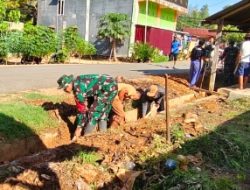 Wujudkan Lingkungan Sehat, Kodim 1412/Kolaka Edukasi Warga Gotong Royong Bersihkan Saluran Drainase