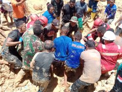 Anggota Kodim 1805/Raja Ampat Bersama Tim Gabungan Berhasil Temukan Satu Korban Longsor