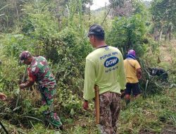 Anggota Koramil 1419-03/Baraka Bersama Warga Melaksanakan Karya Bakti Bersih-Bersih Selokan