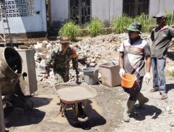 Karya Bakti: Babinsa Bantu Warga Pengecoran Lantai Masjid di Desa Krueng Seukeuk