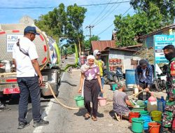 Peduli Kebutuhan Warga, Babinsa Koramil 1425-03 Tamalatea Distribusikan Ribuan Liter Air Bersih