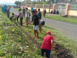 Danramil-01 Kodim 1404/Pinrang Pimpin Kerja Bakti Bersama Warga Membersihkan Saluran Air