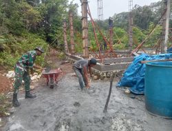 Karya Bakti TNI, Babinsa Satgaster Kodim Maybrat Bantu Bangun Rumah Warga Binaan