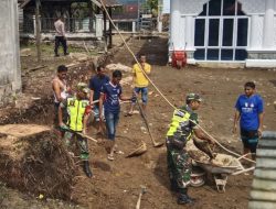 Sinergitas TNI dan Masyarakat Perkuat Kemanunggalan Melalui Karya Bakti di Desa Pucok