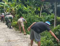 Anggota Koramil Maiwa Karya Bakti Bersihkan Selokan