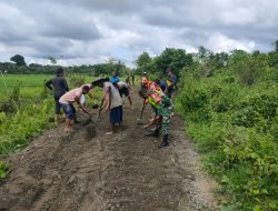 Babinsa Laksanakan Gotong royong bersama warga laksanakan penimbunan Jalan