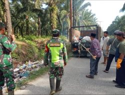 Babinsa Koramil 05/Darul Makmur Dan Warga Laksanakan Gotong Royong Bersihkan Sampah liar