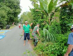 Babinsa Koramil 05/Sinjai Selatan Kodim 1424/Sinjai Karya Bakti Bersama Warga Bersihkan Saluran Air