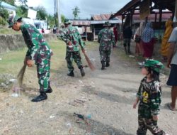 Personel Koramil 04/Sinjai Timur Kodim 1424/Sinjai Bersama Warga Bersihkan Lingkungan Pasar