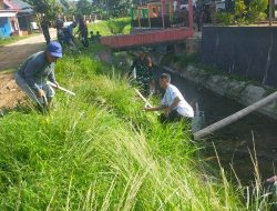 Gelar Karya Bhakti, Kodim 1412/Kolaka Bersama Warga Bersihkan Saluran Drainase