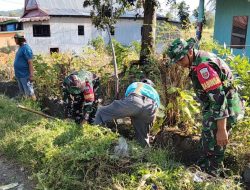 Bersihkan Saluran Air, Tindakan Nyata Babinsa Koramil 1425-03 Tamalatea Peduli Lingkungan