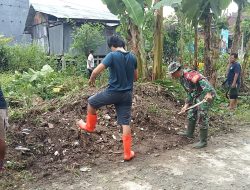 Semangat Gotong Royong, Koramil 02 Enrekang Gelar Karya Bhakti Bersihkan Selokan Bersama Rakyat