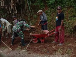 Ciptakan Lingkungan Sehat, Babinsa Kodim 1424/Sinjai Bersama Warga Gali Saluran Air Yang Tertimbun