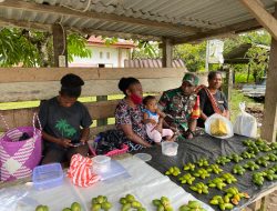 Babinsa Koramil 03 Masni Komsos Bersama Masyarakat Asli Papua Penjual Pinang