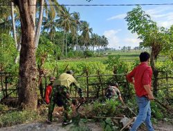 Pentingya Menjaga Lingkungan Yang Bersih Dan Sehat Babinsa Koramil 1425-05/Batang Gotong Royong Bersama Warga Bersihkan Saluran Air