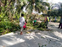 Gotong Royong ,Babinsa dan Warga Desa Kiran Baroh Bersihkan Jalan dan Selokan