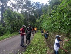 Tingkatkan Kebersihan Lingkungan, Babinsa Koramil 03/Sinjai Tengah Kodim 1424/Sinjai Bersama Warga Bersihkan Saluran Air