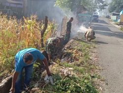 Babinsa Koramil 01/Binamu Bersama Warga Karya Bakti Bersihkan Ruas Jalan dan Saluran Air