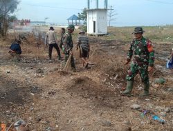 Koramil-07/Lembang Kodim 1404/Pinrang Bersama Warga Laksanakan Pembersihan Pesisir Pantai Kajuangin