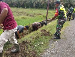 Babinsa Bersama Warga Bergotong Royong Membersihkan Jalan