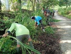 Anggota Koramil 1419-03/Baraka Bersama Warga Melaksanakan Karya Bakti Bersih-Bersih Selokan