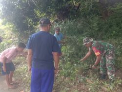 Karya Bakti Normalisasi Saluran Air, Oleh Babinsa Koramil 02/Bangkala Bersama Warga Desa Barana