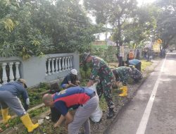 Personel Koramil 04/Sinjai Timur Kodim 1424/Sinjai Bersama Warga Laksanakan Karya Bakti Pembersihan Selokan