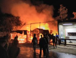 Kebakaran 3 Unit Rumah Panggung Di Kel. Pabiringa Dengan Sigap Babinsa Bersama Bhabinkamtibmas Padamkan sijago Merah