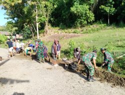 Jumat Bersih Koramil 02/Enrekang Lakukan Karya Bakti Bersihkan Selokan
