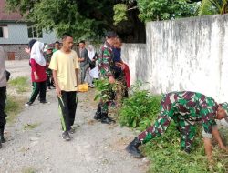 Sinergitas TNI-Polri, Babinsa Koramil 1425-05 Batang Dan Bhabinkamtibmas Bersihkan Saluran Air