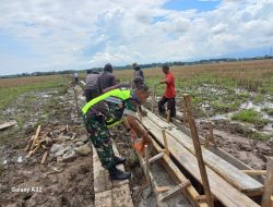 Karya Bakti: Babinsa Bantu Warga Pengecoran Saluran Irigasi di Mesjid Yaman