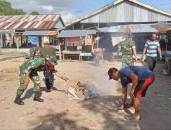 Personel Babinsa Pos Ramil 05/Tellulimpoe Kodim 1424/Sinjai Gelar Karya Bakti Pembersihan Pasar