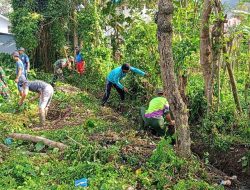 Anggota Koramil 1419-03/Baraka Bersama Warga Melaksanakan Karya Bakti Pembersihan Selokan