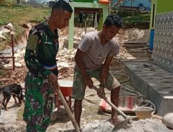 Babinsa Satgaster Bantu Warga Bangun Rumah