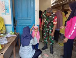 Babinsa Ramil 1422-01/Lau Pantau Pelaksanaan Imunisasi Balita di Kelurahan Bajipamai